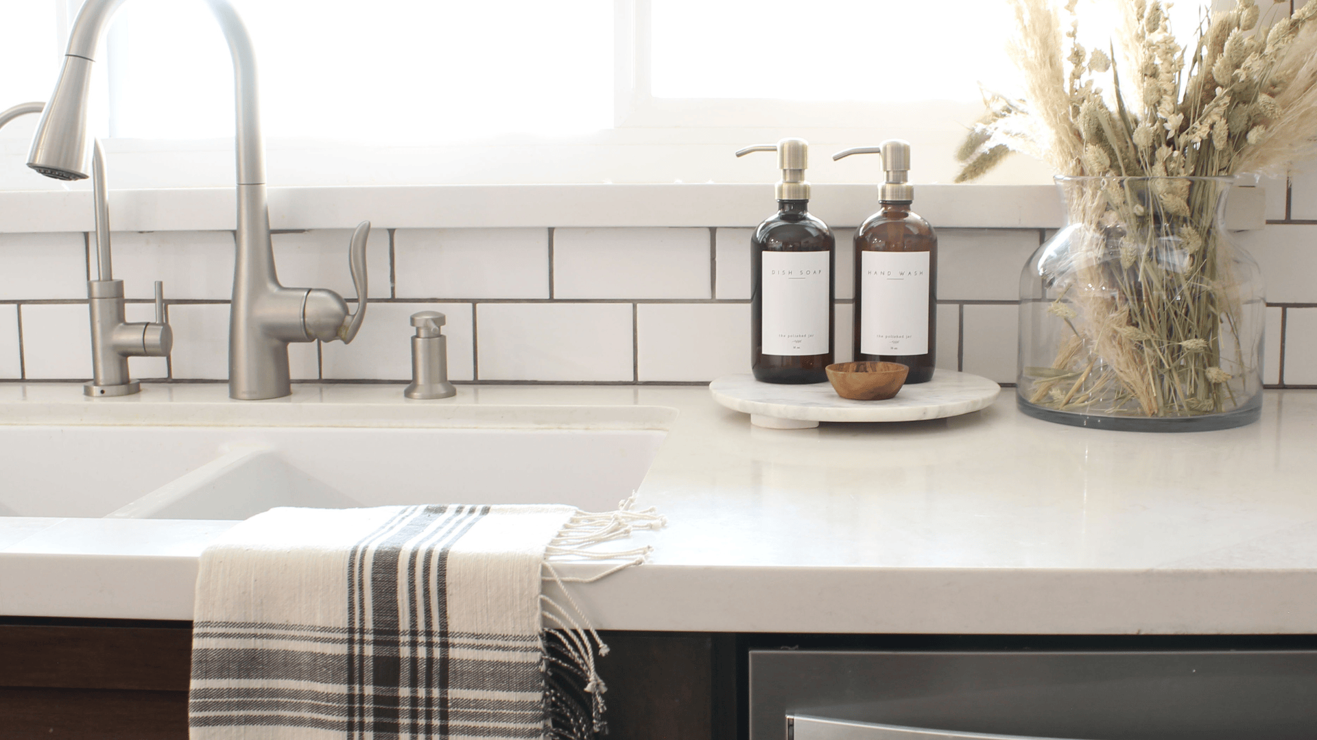 7 Tips to Decorate & Organize a Small Kitchen