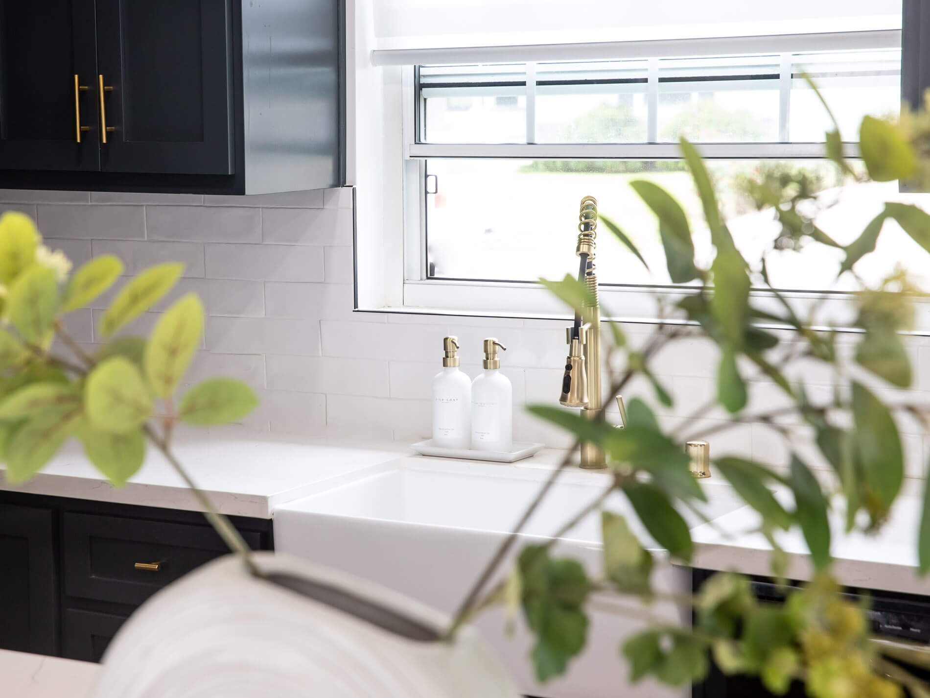 white ceramic tray set
